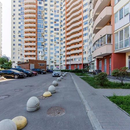 Large 2 Room Apartment With A Beautiful View 2 Min Metro Chernigivska Kiev Eksteriør bilde