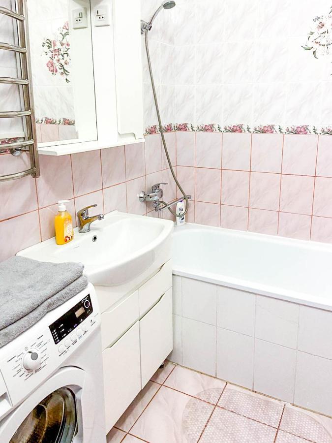 Large 2 Room Apartment With A Beautiful View 2 Min Metro Chernigivska Kiev Eksteriør bilde