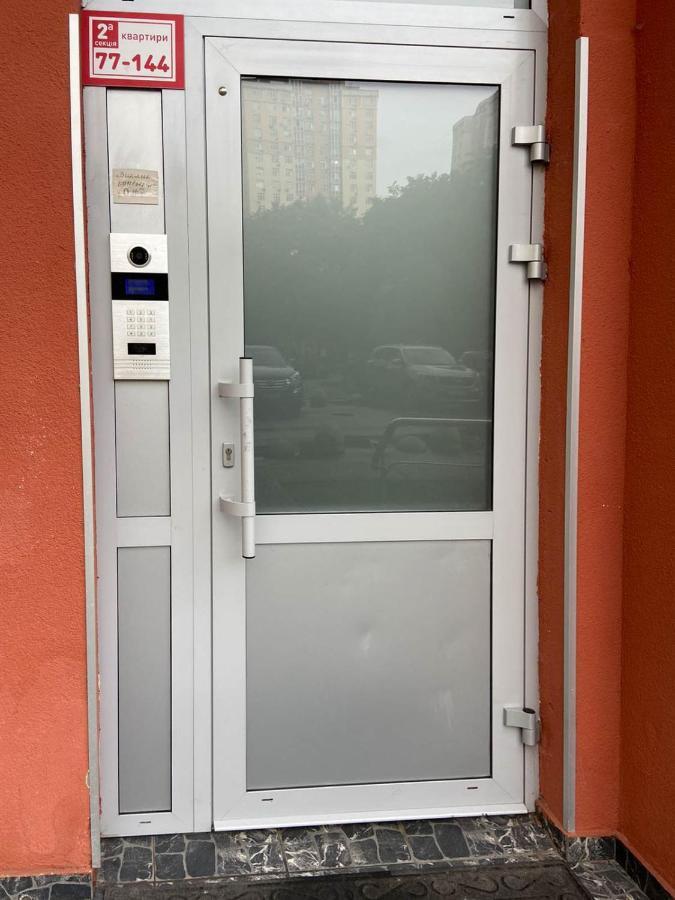 Large 2 Room Apartment With A Beautiful View 2 Min Metro Chernigivska Kiev Eksteriør bilde