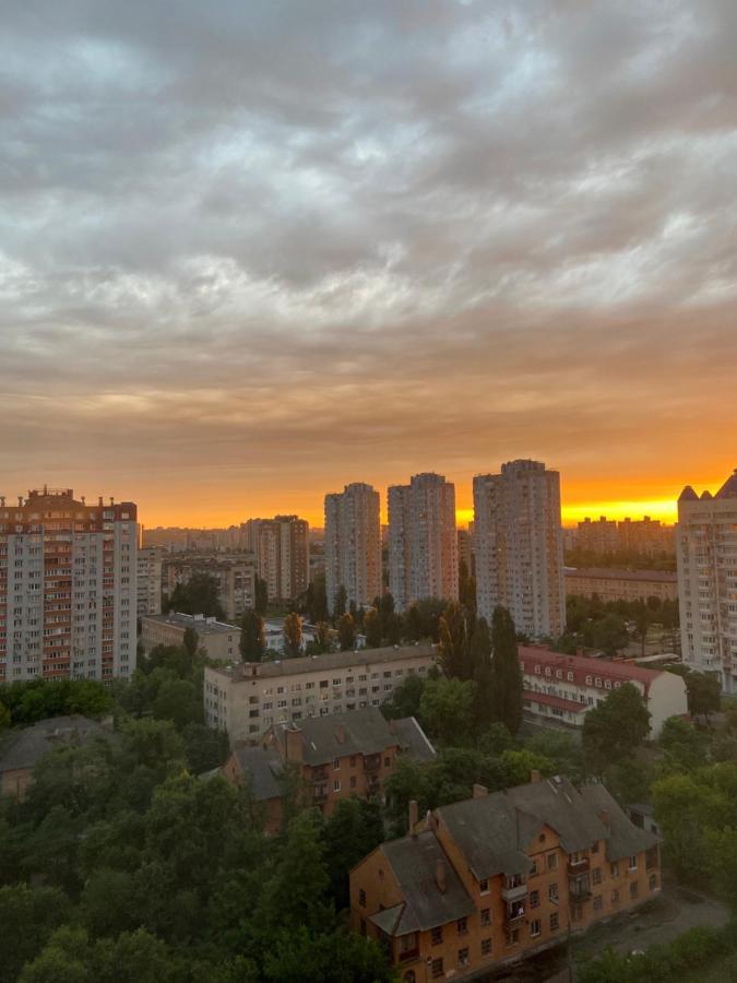 Large 2 Room Apartment With A Beautiful View 2 Min Metro Chernigivska Kiev Eksteriør bilde