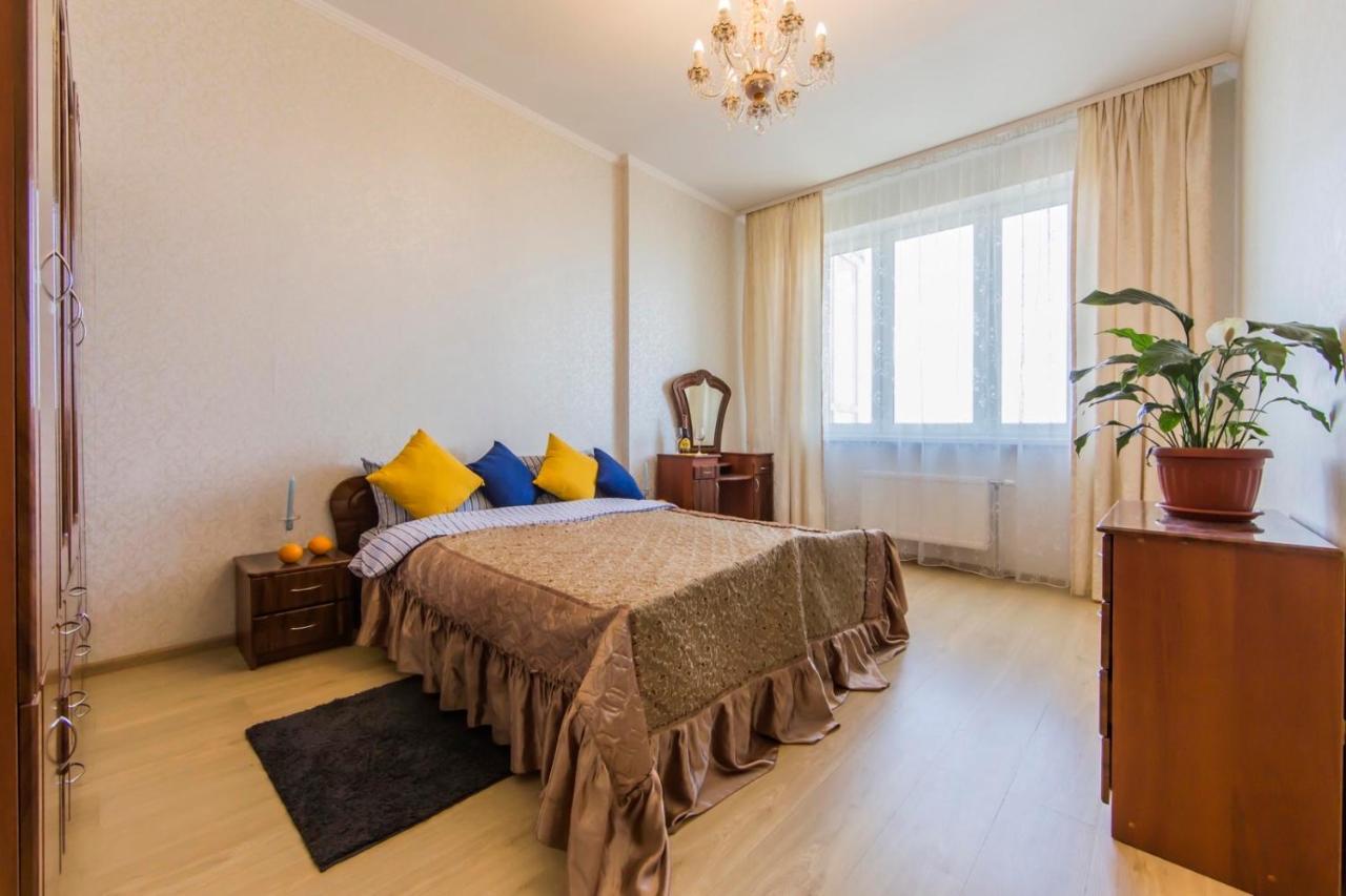 Large 2 Room Apartment With A Beautiful View 2 Min Metro Chernigivska Kiev Eksteriør bilde