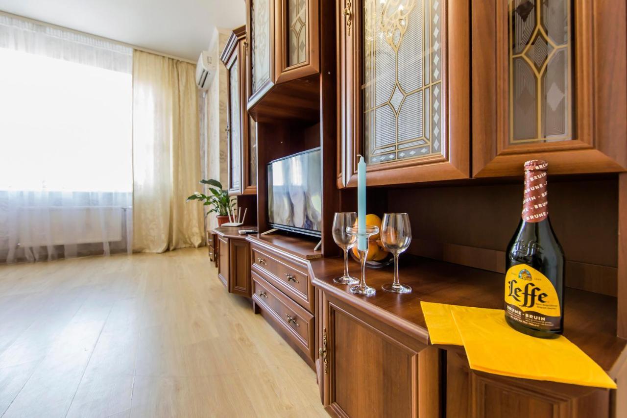 Large 2 Room Apartment With A Beautiful View 2 Min Metro Chernigivska Kiev Eksteriør bilde