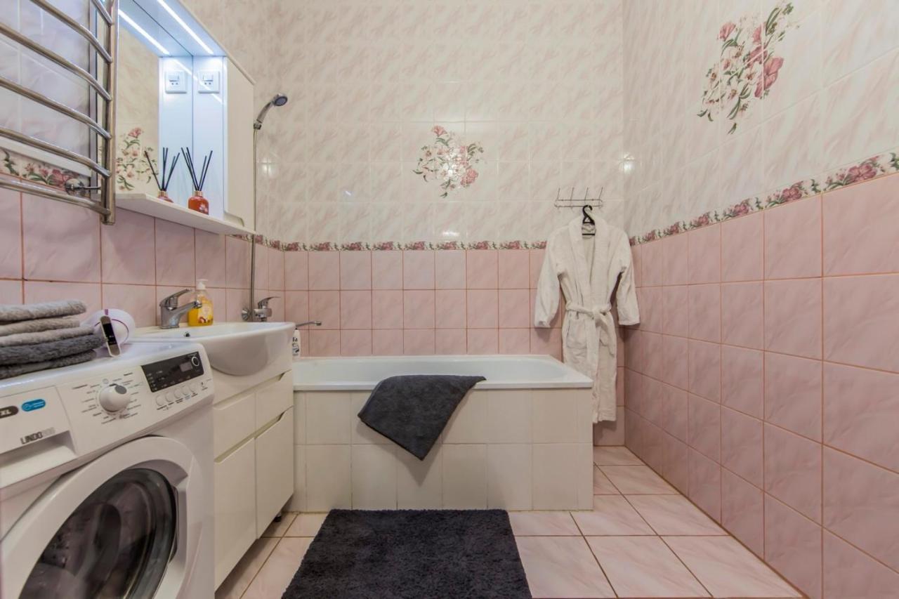 Large 2 Room Apartment With A Beautiful View 2 Min Metro Chernigivska Kiev Eksteriør bilde